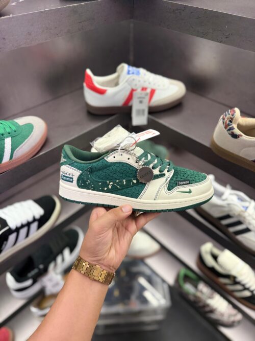 AIR JORDANS RETRO 1 REVERSE SUPREME GUCCI